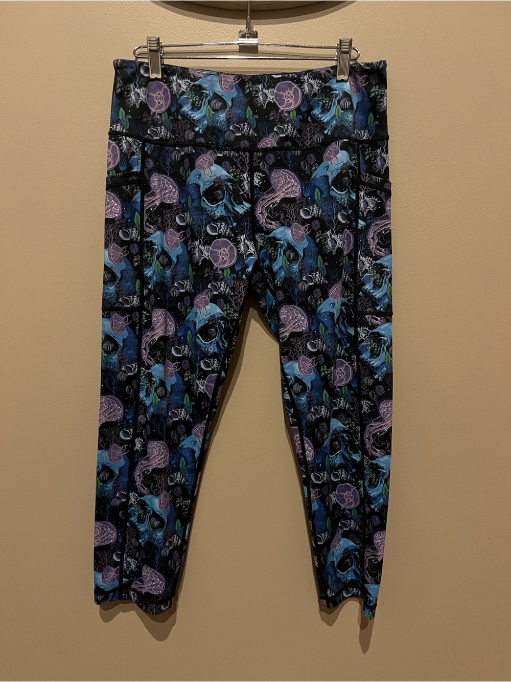 Constantly Varied Gear Black Blue Purple Skull-Print Capri Leggings